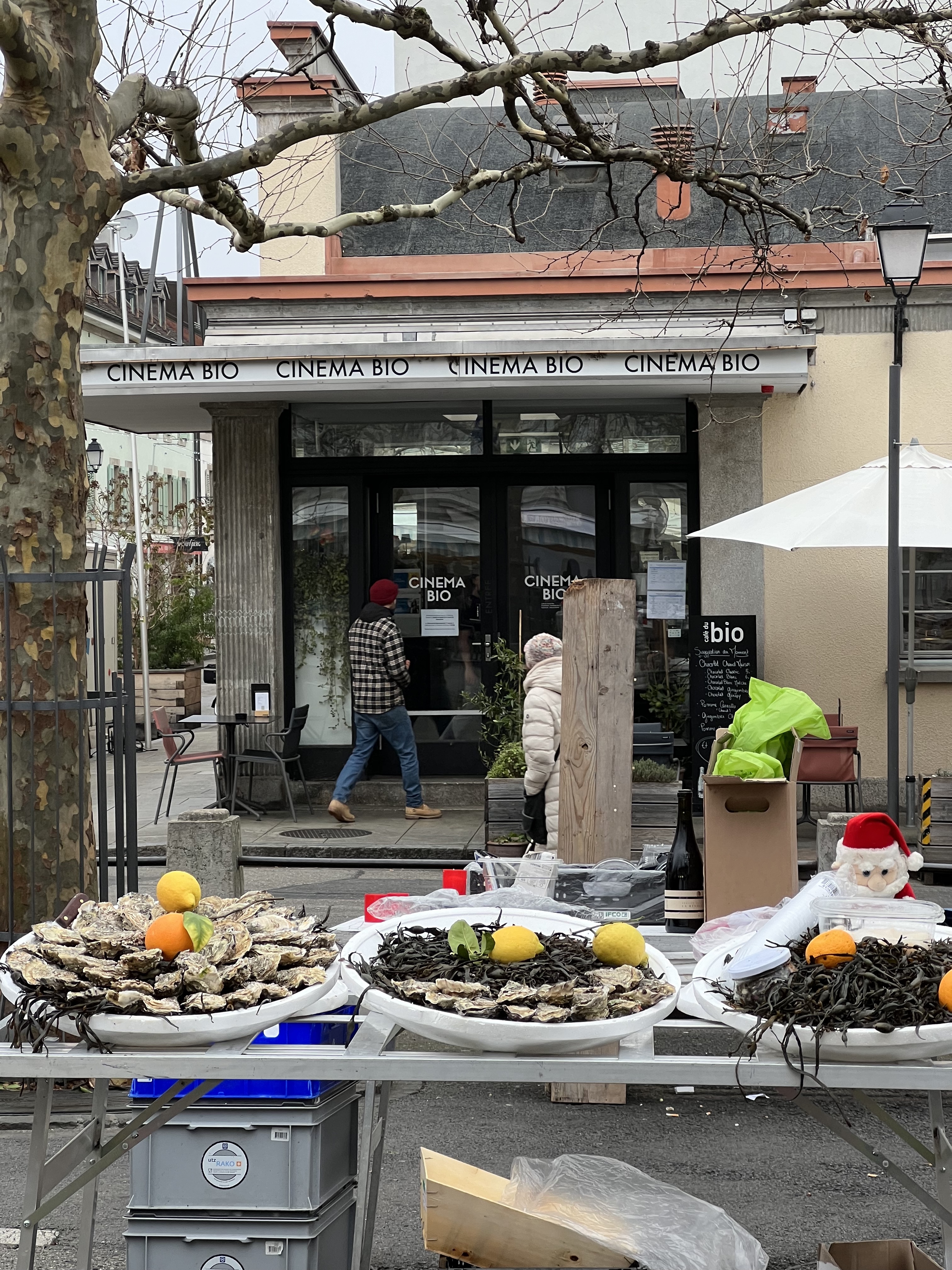 Samouraï des Mers oyster stall set up in front of the Cinéma Bio, Carouge market