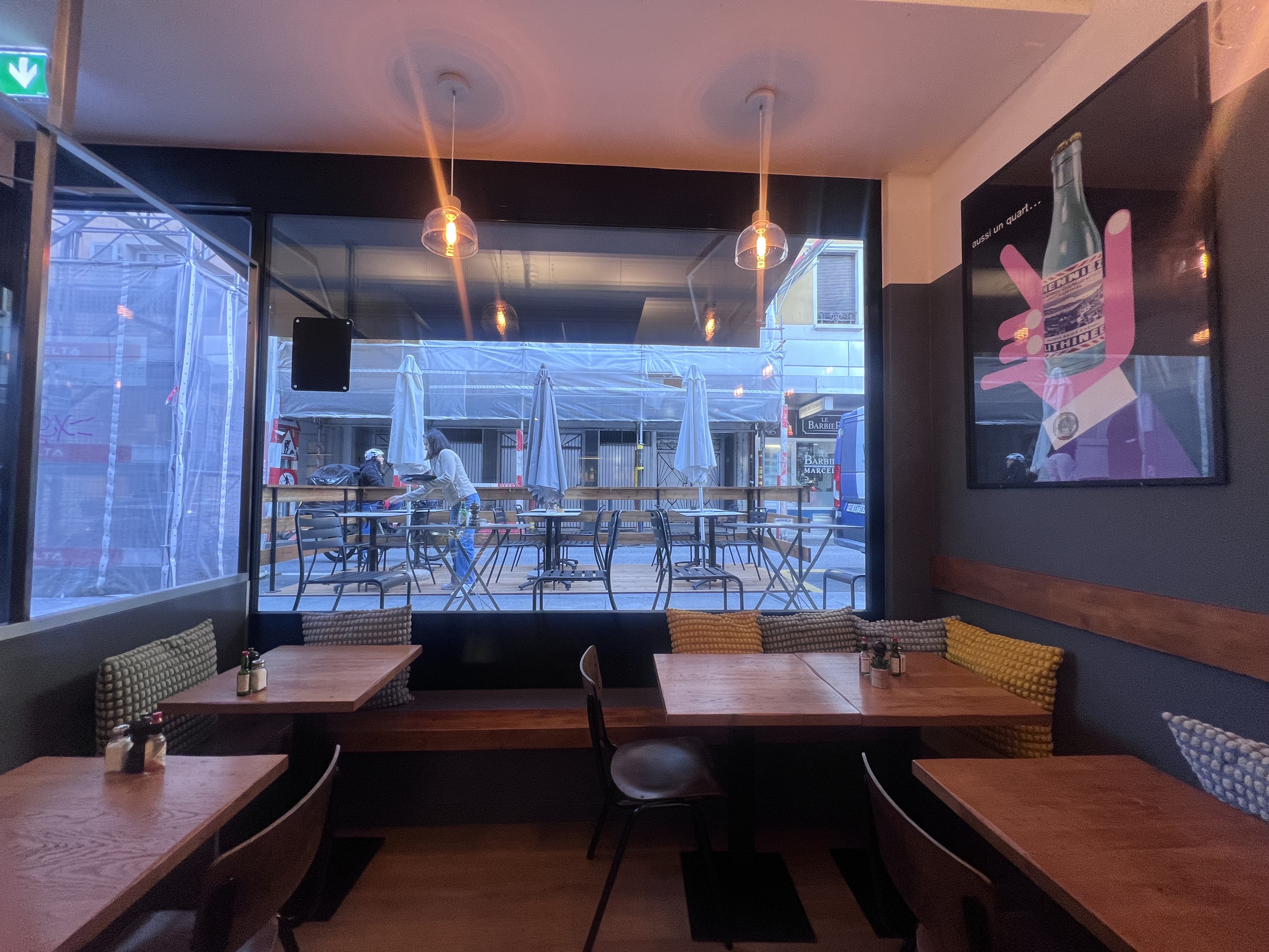 En Faim interior — banquette seating, terrace view