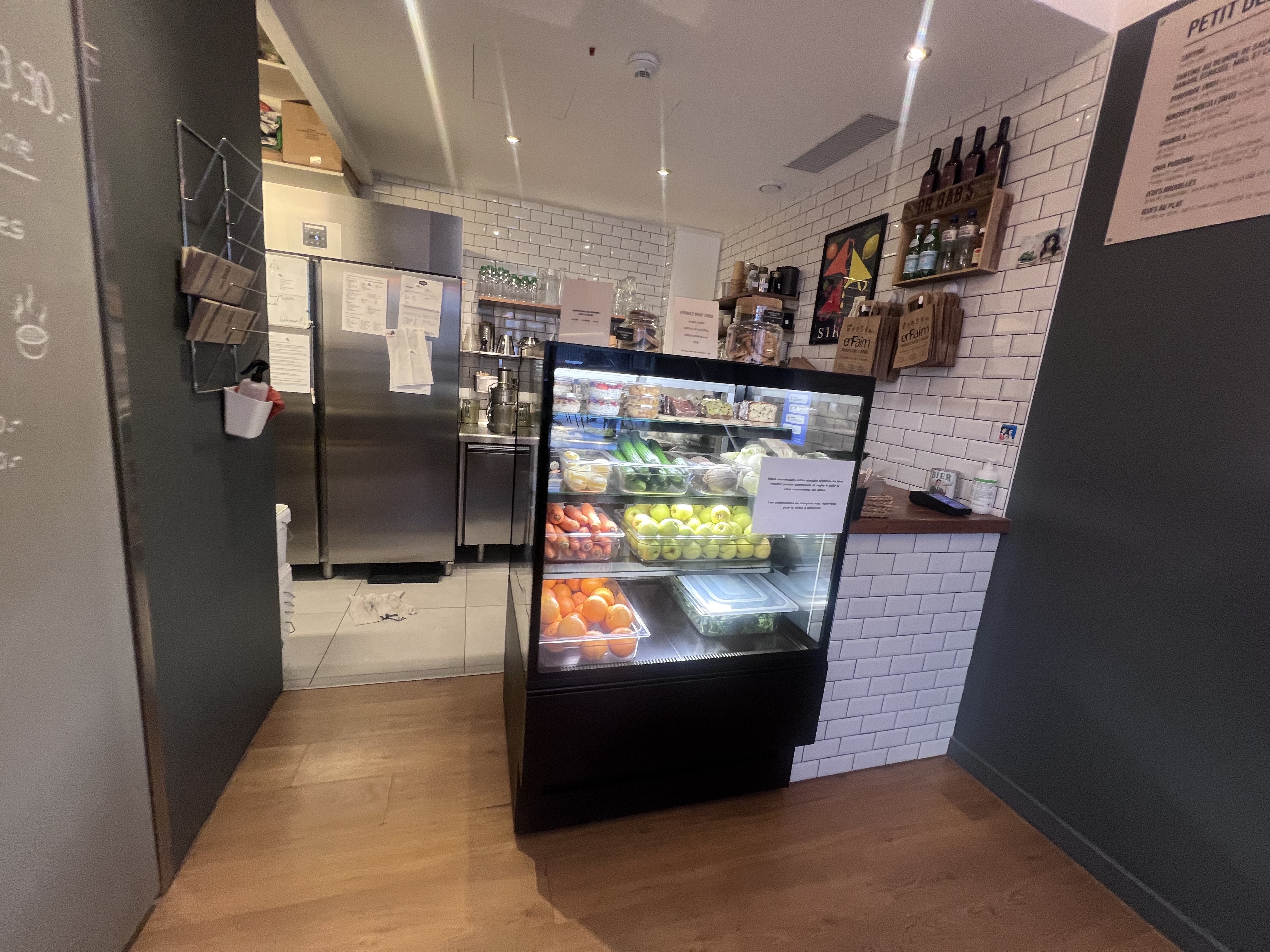 En Faim interior — fresh produce display