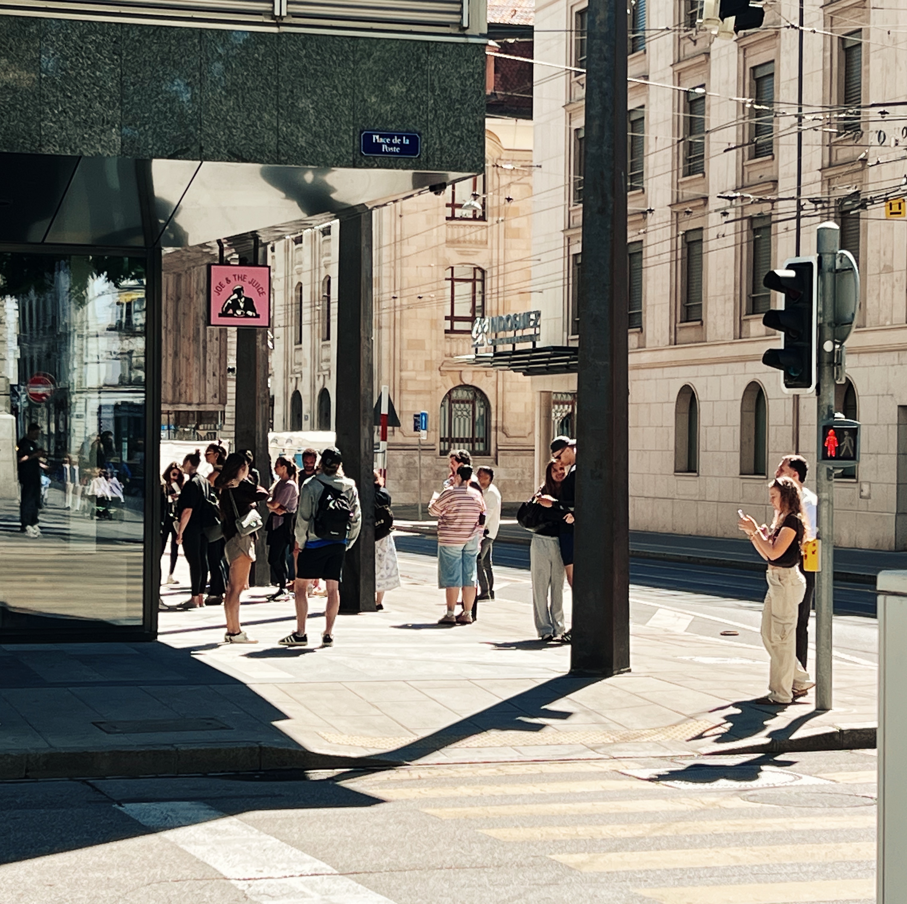 Queue outside Joe & The Juice on opening day, Place de Hollande, Geneva